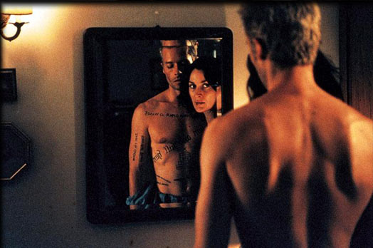 Guy Pearce as Leonard Shelby and Carrie-Anne Moss as Natalie in Memento