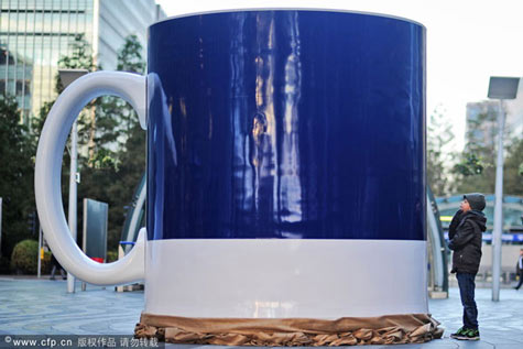 The gigundous java was unveiled to commuters at London's Canary Wharf