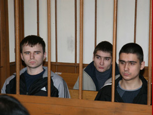 L to R: Igor Suprunyuck, Alexander Hanzha (charged with aiding armed robberies before murder spree), and Viktor Sayenko during the pair's trial for 21 murders