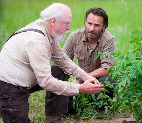 The Walking Dead 4.01: Hershel Greene (Scott Wilson) and Rick Grimes (Andrew Lincoln)/ Photo: Gene Page/AMC