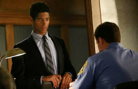 Wes Gibbins (Alfred Enoch) in disguise as a real attorney.