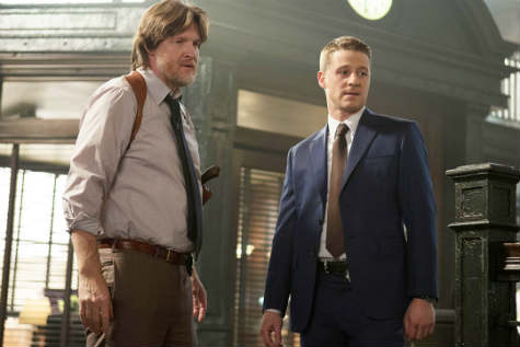 James Gordon (Ben McKenzie, R) and Harvey Bullock (Donal Logue, L) address corruption within the GCPD in the "Welcome Back, Jim Gordon" episode of Gotham.