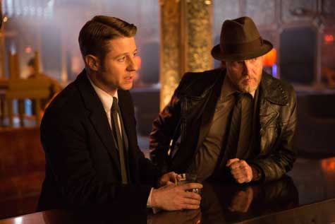 Benjamin McKenzie (Gordon, L) and Donal Logue (Bullock, R) question a bartender in the “Beasts of Prey” episode of GOTHAM 